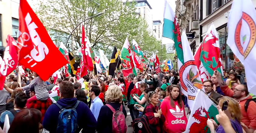 A Cardiff, in Galles, migliaia di persone hanno partecipato a una manifestazione a favore dell’indipendenza dal Regno Unito