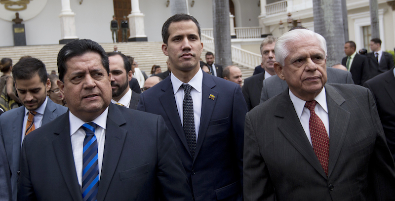 Il vicepresidente dell'Assemblea Nazionale, Edgar Zambrano (a sinistra), con l'autoproclamato presidente ad interim del Venezuela, Juan Guaidó, e l'ex presidente dell'Assemblea Nazionale venezuelana, Omar Barboza. (AP Photo/Fernando Llano)