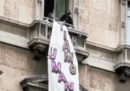 Lo striscione "Restiamo umani" fatto rimuovere a Milano durante la manifestazione della Lega