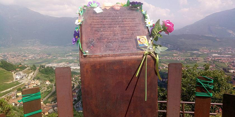 La stele per Alba Chiara Baroni, la ragazza uccisa due anni fa a Tenno dal ragazzo che aveva lasciato, è stata danneggiata
