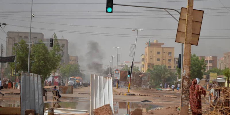 Una strada di Khartoum durante gli scontri degli ultimi giorni (Mohammed Najib via AP)