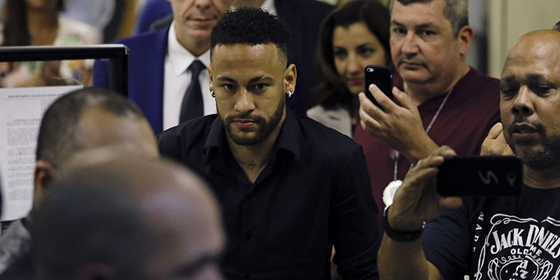 Il calciatore brasiliano Neymar lascia il commissariato di polizia di Rio de Janeiro, Brasile, 6 giugno 2019 (AP Photo/Leo Correa)