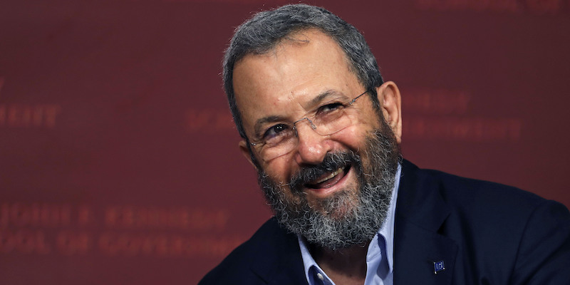 L'ex primo ministro israeliano Ehud Barak, l'ultimo espresso dal centrosinistra, ha detto che tornerà in politica per sfidare il primo ministro uscente Benjamin Netanyahu