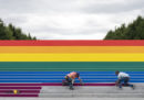 La più grande bandiera arcobaleno di New York, per il Pride
