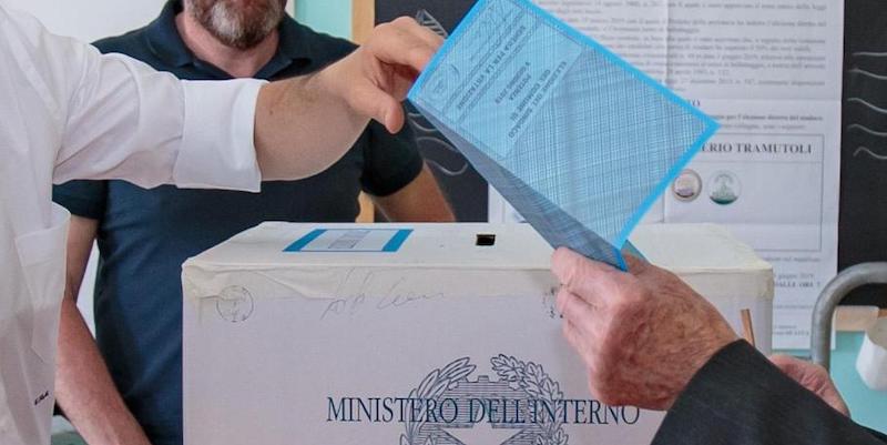 Un seggio elettorale a Potenza. (ANSA/FRANCESCO LOSCALZO)