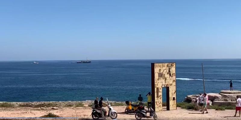 La Sea Watch 3 al largo delle coste di Lampedusa, 26 giugno 2019 (ANSA/ELIO DESIDERIO)