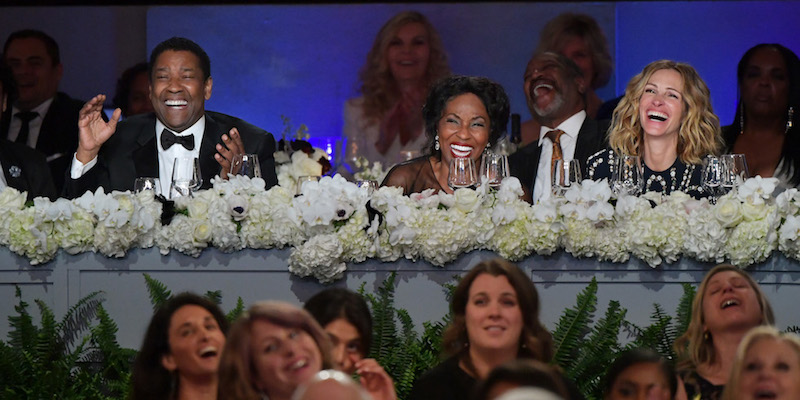 Denzel Washington, la moglie Pauletta Washington e Julia Roberts alla cerimonia di consegna del premio alla carriera dell'American Film Institute, al Dolby Theatre di Hollywood, 6 giugno 2019 
(Amy Sussman/Getty Images for WarnerMedia) 