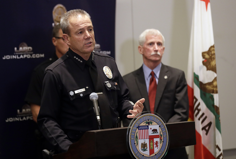 Il capo della polizia di Los Angeles durante la conferenza stampa per l'arresto di George Tyndall(AP Photo/Marcio Jose Sanchez)
