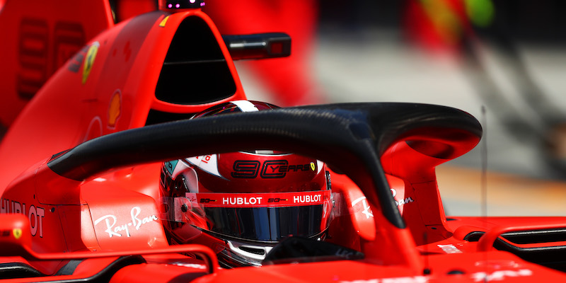 Charles Leclerc attende l'ingresso in pista durante le qualifiche (Dan Istitene/Getty Images)