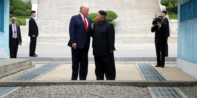 Donald Trump e Kim Jong-un nella zona demilitarizzata tra Corea del Nord e Corea del Sud il 30 giugno 2019 (Getty Images)