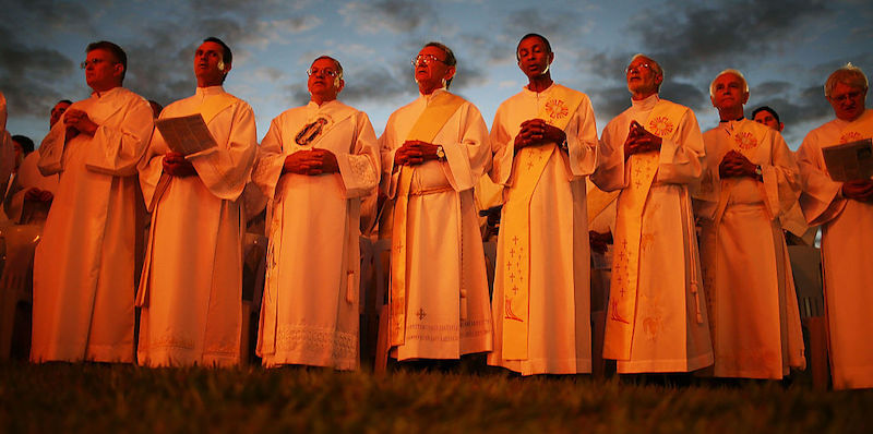 Un gruppo di sacerdoti celebra la festa di Corpus Christi fuori dalla basilica di Brasilia (Mario Tama/Getty Images)