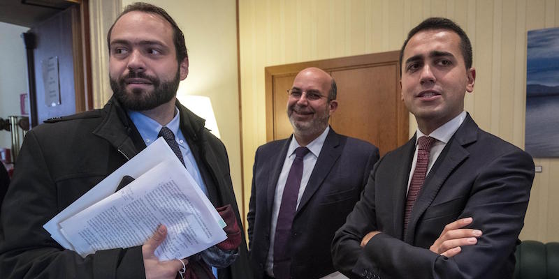 Da sinistra a destra: Fabio Massimo Castaldo, europarlamentare del M5S e vicepresidente del Parlamento Europeo, Vito Crimi e Luigi Di Maio (Roberto Monaldo / LaPresse)