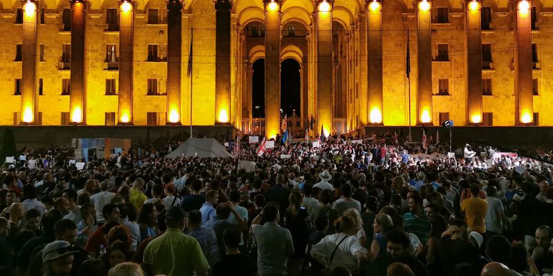 La protesta fuori dal parlamento di Tbilisi, in Georgia, il 20 giugno 2019 (Vano SHLAMOV / AFP)