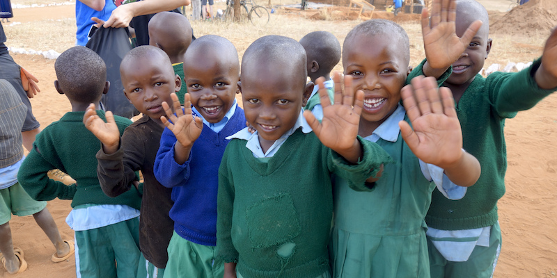 Un gruppo di alunni di una scuola del Kenya sostenuta dai progetti di adozione a distanza di ActionAid (ActionAid)
