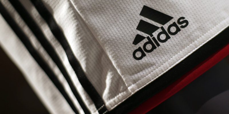 Il Tribunale dell'UE ha confermato che Adidas non può registrare come marchio le sue caratteristiche tre strisce parallele