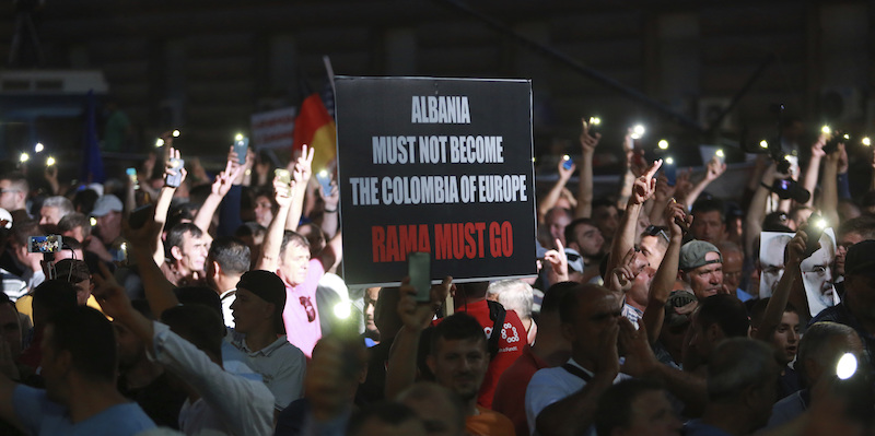 Una manifestazione di protesta a Tirana l'8 giugno (AP Photo/Hektor Pustina)
