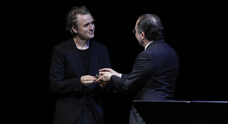 Jens Harzer, a sinistra, riceve l'anello di Iffland durante la cerimonia al Burgtheater di Vienna. (EPA/DRAGAN TATIC)
