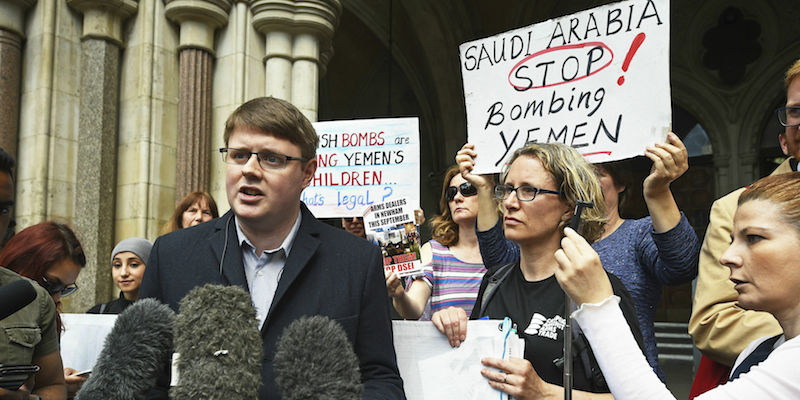 Andrew Smith, portavoce di Campaign Against Arms Trade, fuori dal palazzo della Royal Courts of Justice a Londra, dopo la vittoria in tribunale sulle autorizzazioni alle vendite di armi all'Arabia Saudita, il 20 giugno 2019 (Kirsty O'Connor/PA Wire)