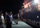 Il momento in cui la Sea Watch 3 attracca nel porto di Lampedusa