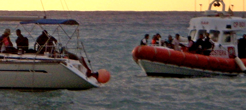Un'immagine di archivio di una barca a vela carica di migranti in Calabria. (ANSA / US GUARDIA COSTIERA / DBA)