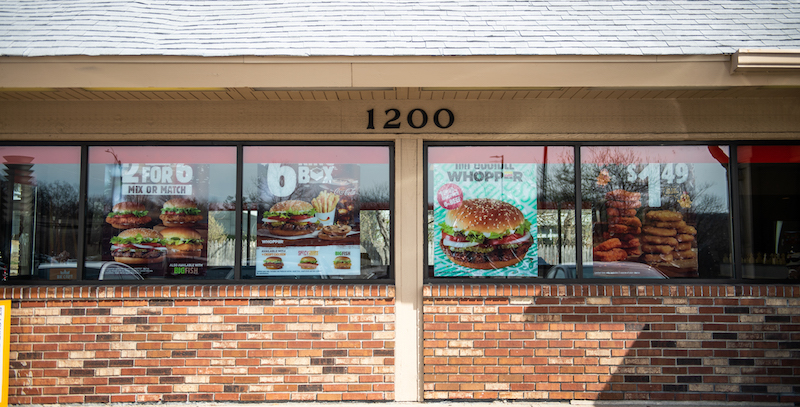 Burger King ha aumentato i clienti del 18 per cento nei ristoranti che vendono hamburger con la carne "impossibile"