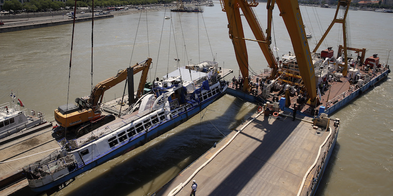 L'imbarcazione turistica affondata il 29 maggio nel Danubio a Budapest, in Ungheria, e recuperata l'11 giugno 2019 (AP Photo/Darko Bandic)