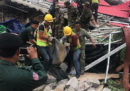 Il numero dei morti per il crollo di un edificio di Sihanoukville, in Cambogia, è salito a 18