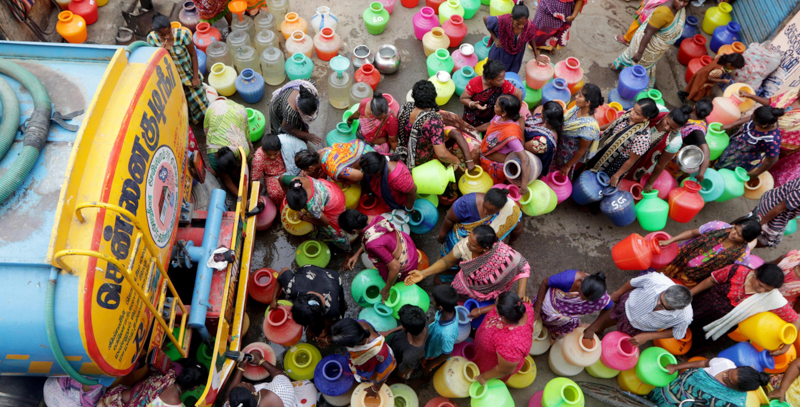Una distribuzione pubblica di acqua a Chennai. (AP Photo/R. Parthibhan)
