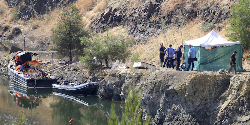 Le operazioni di recupero dei resti di Sierra Granze in un lago vicino alla cittadina di Xiliatos, a sud-ovest di Nicosia, a Cirpo, il 12 giugno 2019 (AP Photo/Philippos Christou)