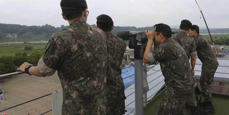 Militari sudcoreani guardano al di là del confine con la Corea del Nord, il giorno dell'arrivo di Xi Jinping (AP Photo/Ahn Young-joon)