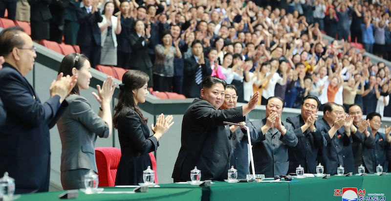 Kim Jong-un di fianco a sua moglie, Ri Sol-ju, durante la cerimonia di inaugurazione dei "Giochi di massa" a Pyongyang (Korean Central News Agency/Korea News Service via AP, File)