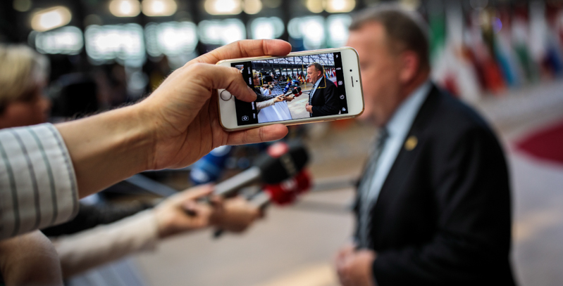 Un giornalista scatta una foto al primo ministro danese Lars Lokke Rasmussen. (Jack Taylor/Getty Images)