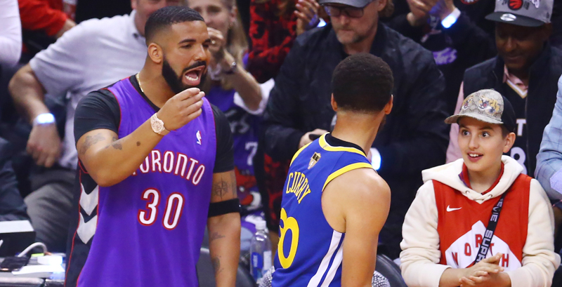 Drake e Steph Curry dei Golden State Warriors durante la prima partita delle finali NBA. (Vaughn Ridley/Getty Images)