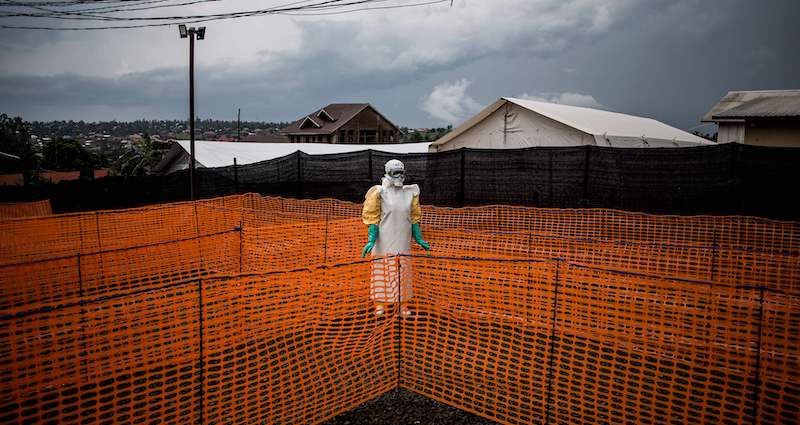 Un operatore sanitario aspetta di visitare un sospetto paziente di Ebola a un centro di Medici Senza Frontiere a Bunia, Repubblica Democratica del Congo, novembre 2018 (John WESSELS/AFP/LaPresse)