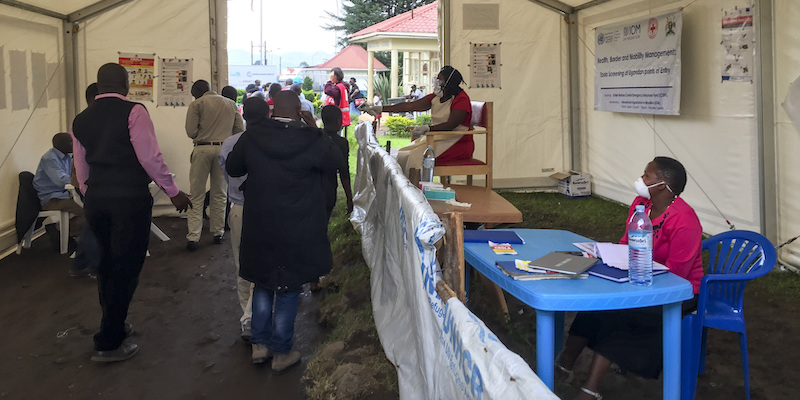 Un checkpoint sanitario per individuare possibili casi di contagio da ebola a una frontiera tra Repubblica Democratica del Congo e Uganda, a Bunagana, il 10 giugno 2019 (Ben Wise/International Rescue Committee via AP)