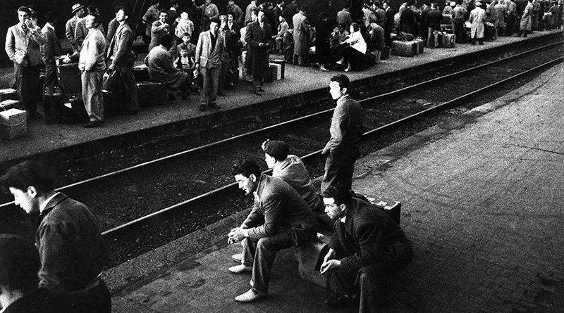 Stazione ferroviaria svizzera: gli emigrati italiani tornano a casa per le feste pasquali, 1964 (Ansa)