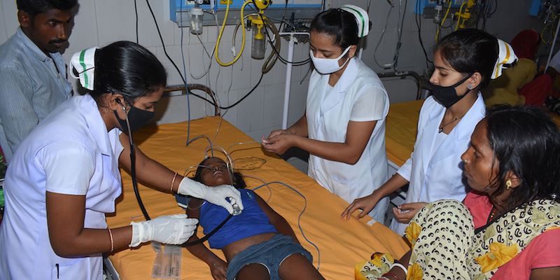 Una bambina malata di encefalite viene visitata in un ospedale di Muzaffarpur, nello stato indiano del Bihar, il 17 giugno 2019 (La Presse/STR / AFP)