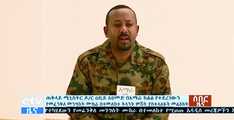 Il primo ministro etiope Abiy Ahmed mentre parla in televisione del tentato colpo di stato (ETV via AP)