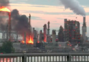 C'è un grosso incendio in una raffineria di petrolio a Filadelfia