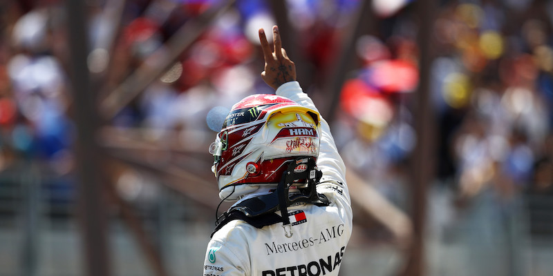 Lewis Hamilton festeggia davanti al pubblico sulle tribune del circuito Paul Ricard (Mark Thompson/Getty Images)