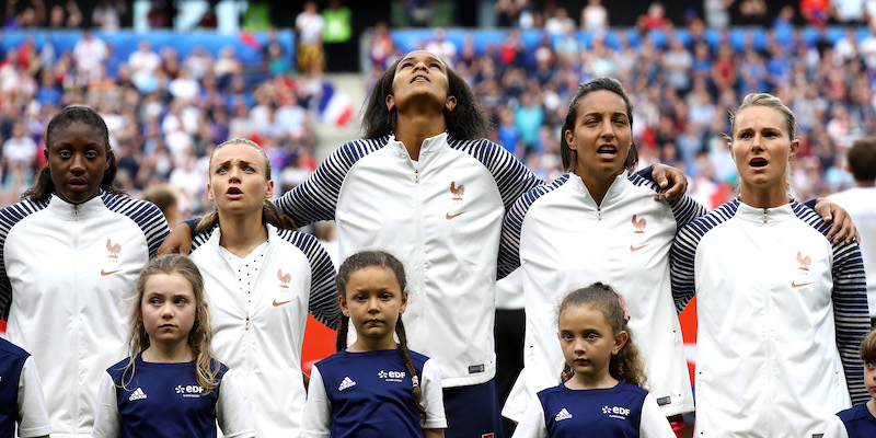 Le giocatrici della Francia cantano l'inno nazionale prima degli ottavi di finale (Alex Grimm/Getty Images)