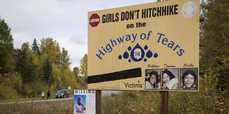 Un cartello lungo una strada canadese dove decine di ragazze e donne sono state uccise o sono sparite e che per questo è stata chiamata "Autostrada delle lacrime", il 25 settembre 2017 
(Darryl Dyck/The Canadian Press via AP)