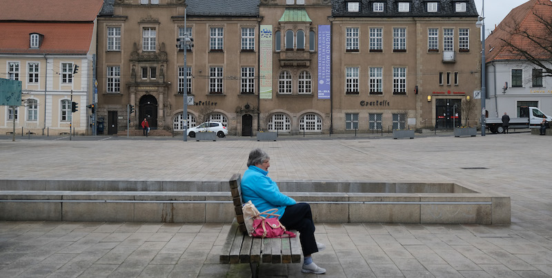 Una donna nel centro di Eberswalde, in Germania: nel 1990 la città aveva 53.000 abitanti, oggi sono circa 40.000 (Sean Gallup/Getty Images)