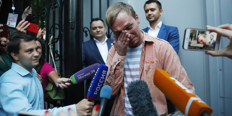 Il giornalista russo Ivan Golunov dopo il suo rilascio, a Mosca, l'11 giugno 2019 (AP Photo/Pavel Golovkin)