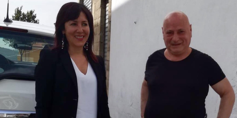 Graziano Mesina al suo arrivo a Orgosolo, in provincia di Nuoro, con l'avvocata Beatrice Goddi, subito dopo la scarcerazione dal carcere di Nuoro, il 7 giugno 2019 (ANSA/ MARIA GIOVANNA FOSSATI)
