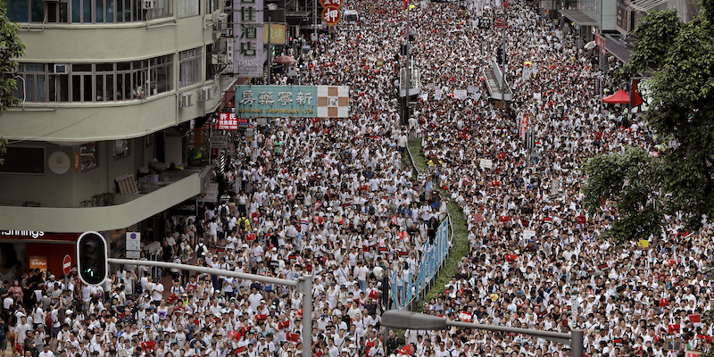 La manifestazione di protesta contro l'emendamento alla legge sull'estradizione a Hong Kong, il 9 giugno 2019 (AP Photo/Vincent Yu)
