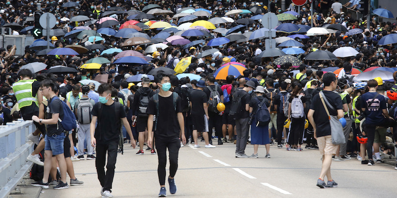 Manifestanti in una strada di Hong Kong vicino ai palazzi governativi, il 21 giugno 2019 (AP Photo/Kin Cheung)