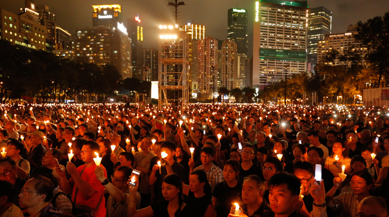 La folla radunata a Hong Kong per ricordare il trentesimo anniversario delle proteste di piazza Tienanmen. (AP Photo/Kin Cheung)