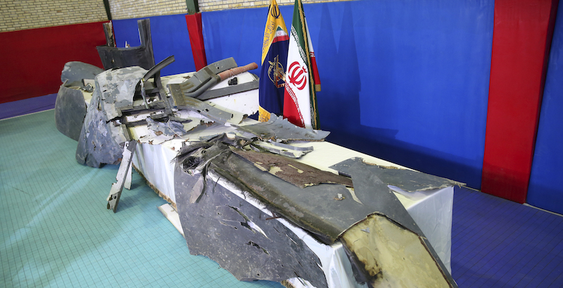 Quello che resta del drone statunitense abbattuto dall'Iran, mostrato a Teheran il 21 giugno (Meghdad Madadi/ Tasnim News Agency via AP)