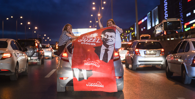 Sostenitrici di Ekrem Imamoglu festeggiano per le strade di Istanbul. (Burak Kara/Getty Images)